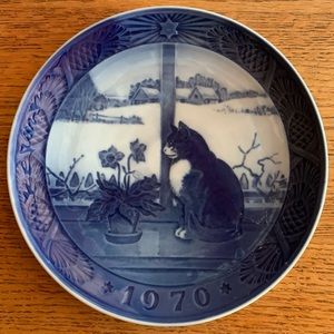 Royal Copenhagen Plate “Christmas Rose and Cat, 7.25” Denmark, “Julerose og Kat”